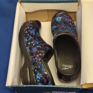 💜💙🖤NIB Women's Dansko Black & Blue Floral Mules size 37💜💙🖤